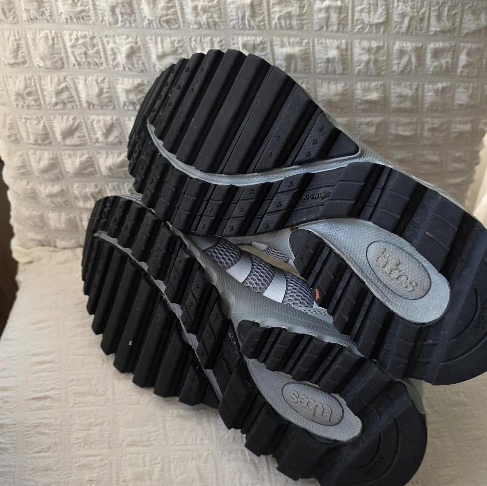 K-Swiss Gray and Black Athletic Shoes